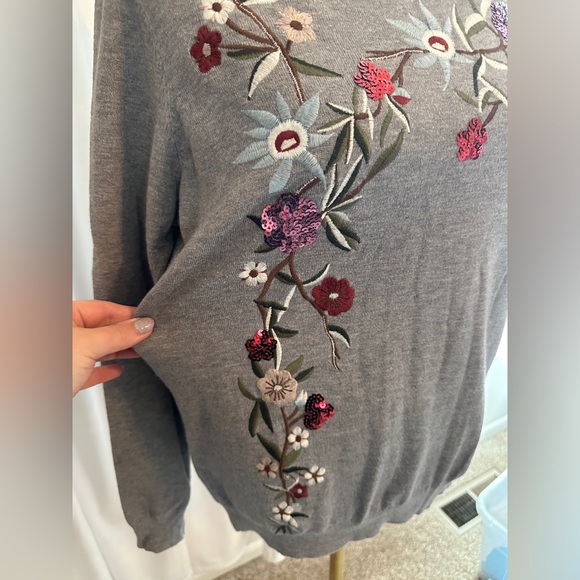 Floral Embroidered Sequin Grey Sweater Women’s Size Medium On Twelfth - Picture 4 of 6